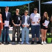 Abschlussschüler Klasse 9 mit Schulleiterin Frau Sorg. 