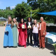 Ehrung und Übergabe der Bücherpreise für die besten Zeugnisse in den beiden Klassen mit Schulleiterin Frau Sorg und Frau Weber (Förderverein RSE). 