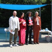 Ehrung und Übergabe eines iPads für die besten Zeugnisse aller Abschlussschüler mit Schulleiterin Frau Sorg und Herrn Müller (Fa. Ejot). 